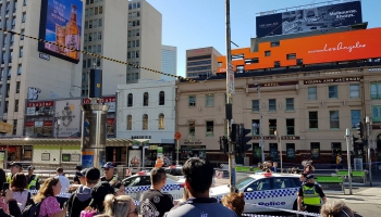 Melburnā autovadītājs apzināti sabrauc 14 gājējus