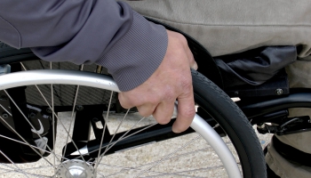 Pašvaldībās nav vienota risinājuma mājokļu pielāgošanai iedzīvotājiem ar invaliditāti