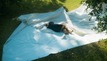 Vizuālais teātris ar dzīviem ķermeņiem - Elīnas un Rūdolfa Gediņu darbs "Es eju ārā dārzā"