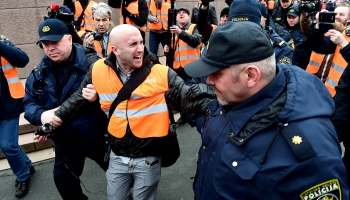 Aizturētajam Greiemam Filipsam sastādīts protokols par nepakļaušanos policijai