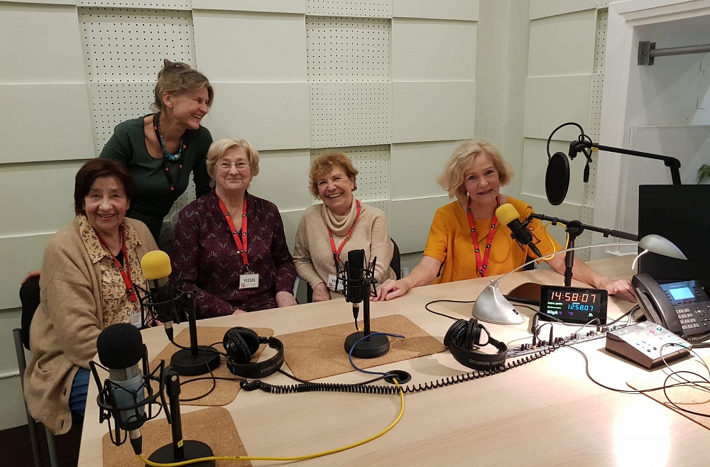 Veco gadu ar atjautīgiem stāstiem un dziesmām pavadām kopā ar "Atštaukām"