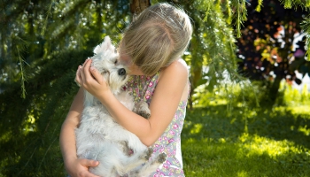 Mājdzīvnieki var sniegt emocionālu atbalstu bērniem ar īpašām vajadzībām