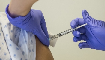 Sāksies brīvprātīga ārstniecības personu vakcinēšana pret Covid-19