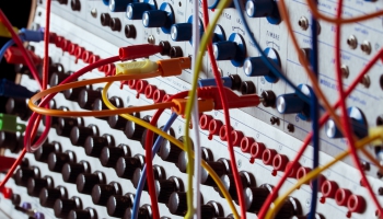 Chamber of Circuits: Divdesmit četri sintezatori un viena intuīcija