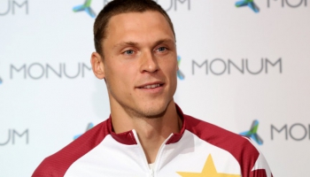 Latvijas karognesējs Rio Māris Štrombergs mirkli pirms olimpiskajām spēlēm