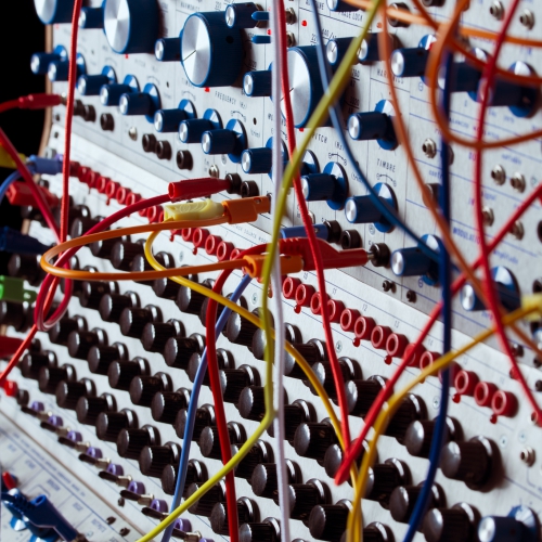 Chamber of Circuits: Divdesmit četri sintezatori un viena intuīcija