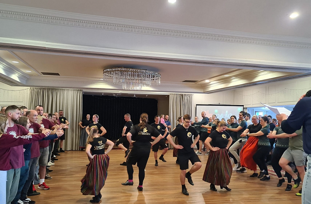 lielkoncerts dejo ar mani latviesi pasaule