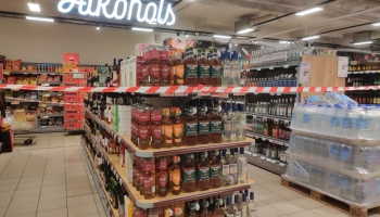 Alkohola tirdzniecības ierobežojumi: mazos tirgotājus uztrauc ieņēmumu kritums
