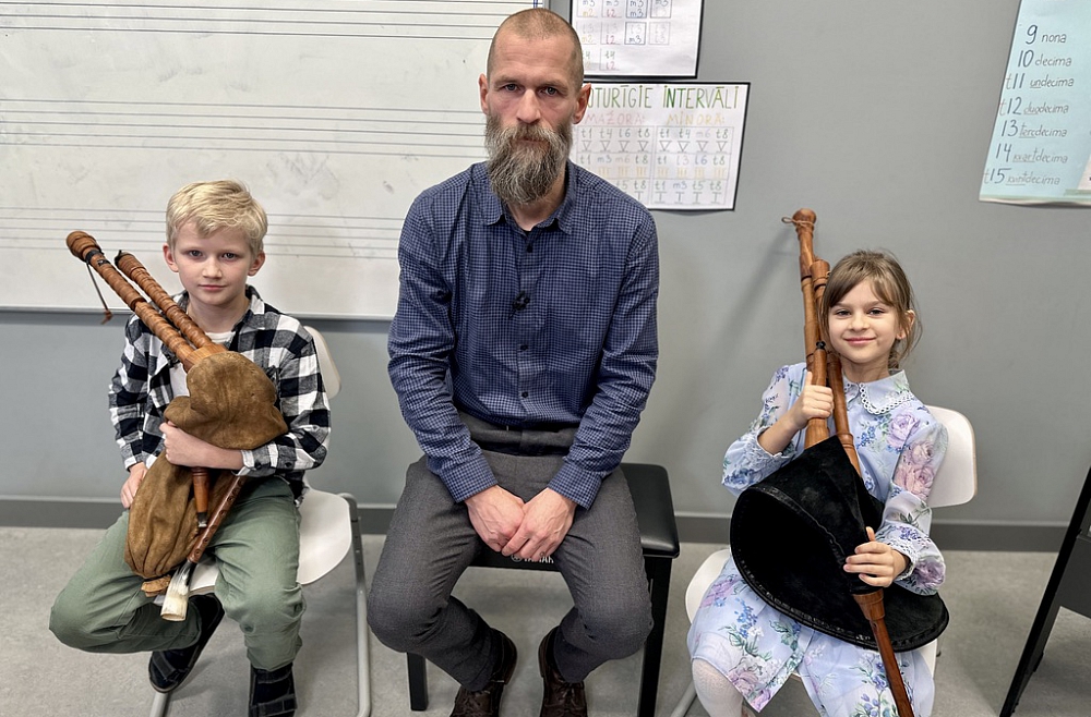 Vai dūdām nepieciešamas baterijas? Ciemojamies pie dūdinieka Ulda Austriņa