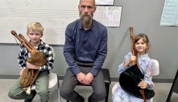 Vai dūdām nepieciešamas baterijas? Ciemojamies pie dūdinieka Ulda Austriņa