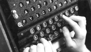 14. novembris. Koventrijas pilsētu Anglijā upurē "Enigmas" noslēpuma glābšanai