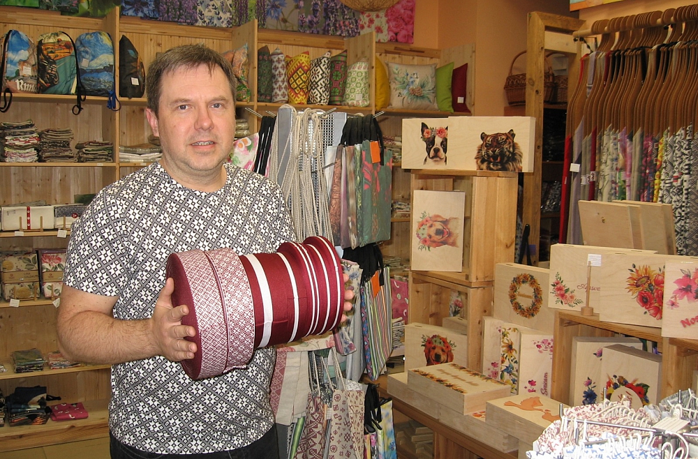 Novembra svētku laikā pirktākā patriotiskā prece - piespraude ar karoga lentīti