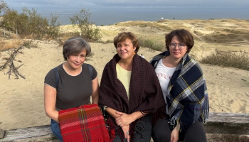 Kādam instrumentam ir trīs kājas? Skanīgākās mīklas min māsas Tapiņas no Rucavas