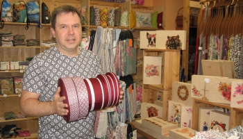 Novembra svētku laikā pirktākā patriotiskā prece - piespraude ar karoga lentīti