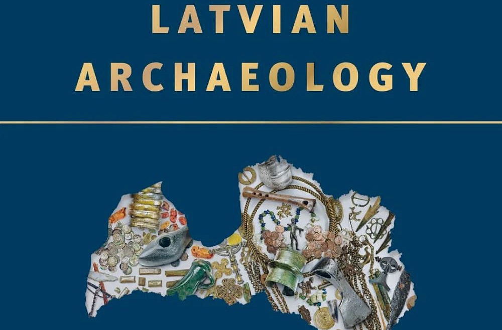 Šķirstām "Latvijas arheoloģijas rokasgrāmatu", kas tagad izdota arī angļu valodā