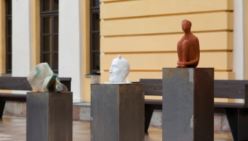 Par Daugavpilī skatāmo keramikas izstādi "Runā ar mani!" stāsta keramiķis Valentīns Petjko