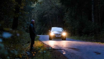 Kā tumšā laikā sadzīvot ar pašnāvniekiem - neredzamiem gājējiem?