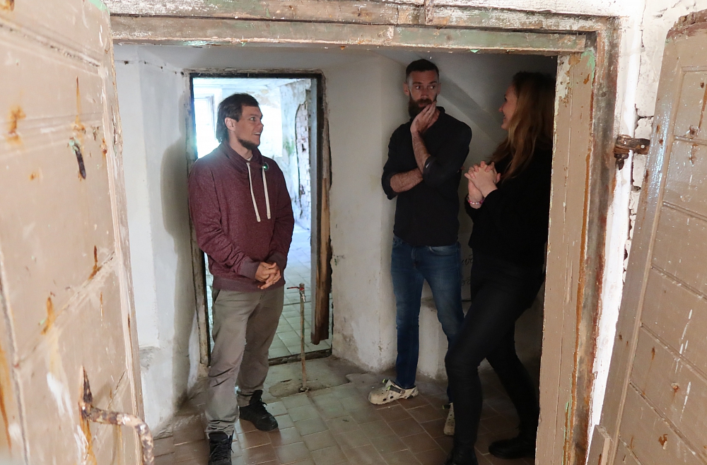 Maija Krasnā, Džeimijs Henebry, Ārdavas muiža