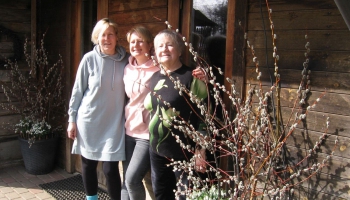 Lieldienās māsas Kristīne Lindenberga un Līga Vilne tiekas ar savējiem un svin kopā būšanu