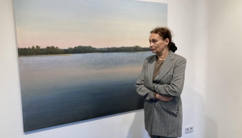 Arī jaunākajā izstādē "Gleznas" Dace Lielā palikusi uzticīga ainavai