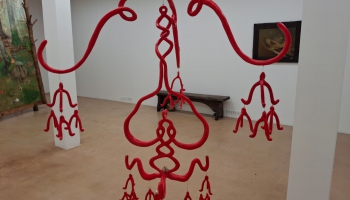 Sievišķīgs spēks raksturo Annas Egles un Ievas Putniņas izstādi „Spēkstacija”