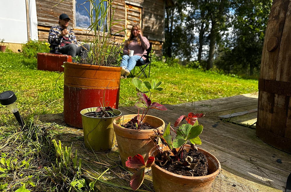 Monta Vecozola, dzīve laukos