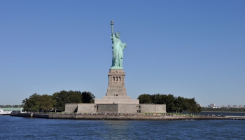 17.jūnijs. ASV no Francijas ierodas Brīvības statujas detaļas