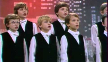 Maestro "Circenīša Ziemassvētkus" vācu mēlē dzied Dārziņskolas puikas (1984)