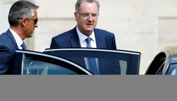 Francijā ierosināta izmeklēšana pret Makrona valdības ministru