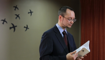 Latvijas Literatūras gada balvas nominants Māris Salējs lasa savu dzeju