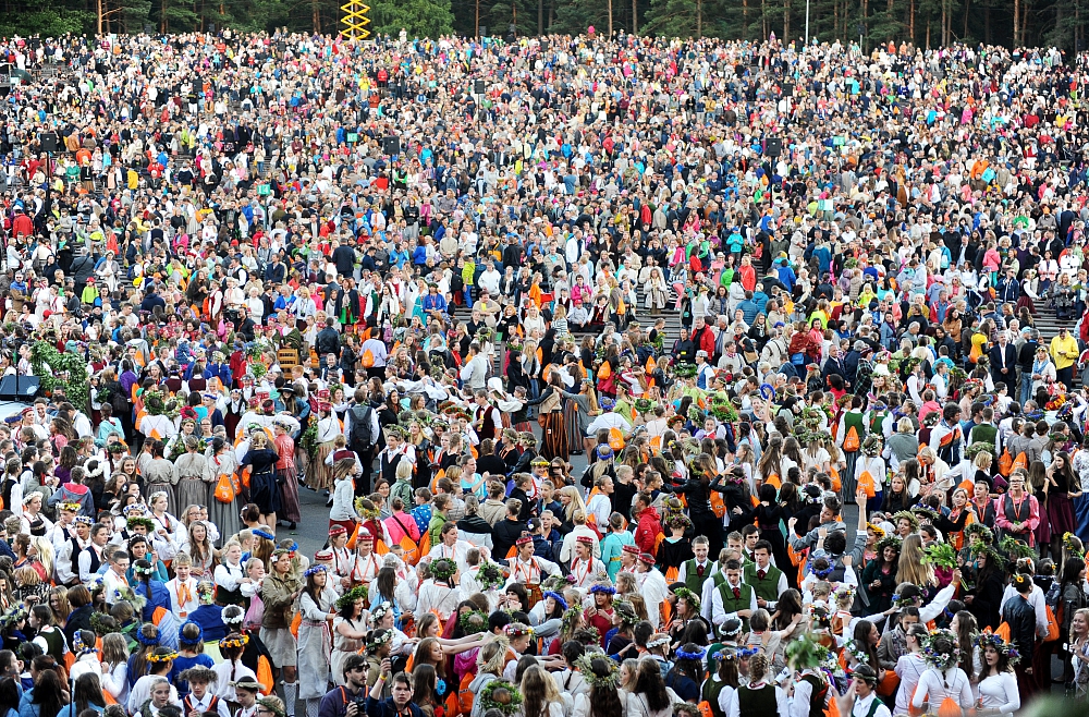 600 человек на нем. 600 человек на нем. Спасибо за 600 подписчиков. Болельщики ювентуса. 600 человек на фото.