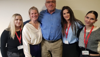 Ir zvīņas, bet nav zivs. Ir kronis, bet nav karalis. Asprātīgākās mīklas min Laviņu ģimene