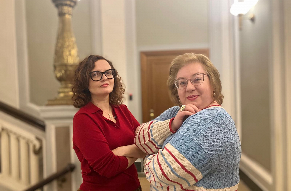 Inga Kalna (no labās) un Diāna Ketlere  