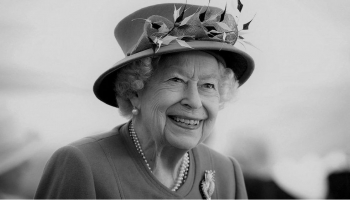 Pasaule piemin mūžībā aizgājušo Lielbritānijas karalieni Elizabeti II