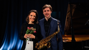 Saksofonists Oskars Petrauskis un pianiste Elīna Bērtiņa Latvijas Radio 1. studijā
