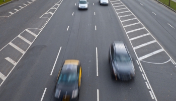 Mašīnas pa valsts galvenajiem autoceļiem brauc daudz ātrāk, nekā atļauts