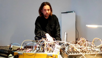Dānijas mākslinieks Jakobs Remins iepazīstina ar robotu mūziku RIXC galerijā