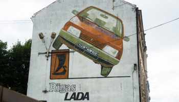 Būvvalde Rīgā liek aizkrāsot reklāmu. Apkārtnes cilvēki protestē