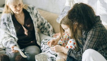 Pierakstīt vecmāmiņas dzīvesstāstu. Saruna par dialogu starp paaudzēm