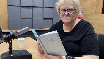 Inese Zandere lasa "Gramatiku" no savas "Stikla burtnīcas"