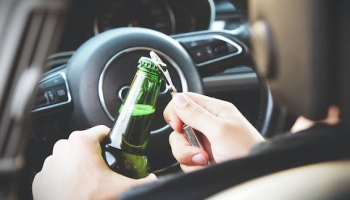 Cik prātīga doma ir kārtot CSDD braukšanas eksāmenu jūtamā alkohola reibumā?