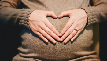 Беременные женщины и кормящие мамы: делать или не делать прививку от Covid-19?