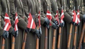 Svētku brīdis 11.novembra krastmalā pirms parādes