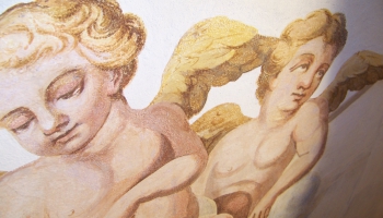 Piedrujas baznīcas raudošais eņģelis un kļūmes pēc mainītā altāra gleznas kompozīcija