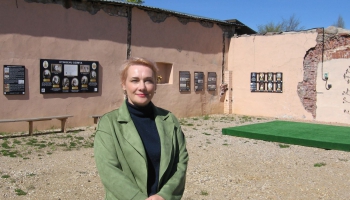 Svetlana Smirnova Kalkūnes pagastā kultūrvieta "Augustplatz" cienā ar skursteņkūkām 
