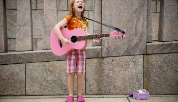 Bērns muzicē uz ielas: kādos apstākļos tas pieļaujams un vai tas ir droši