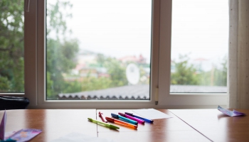 Krustpunktā: Gaisa kvalitātes mērītāju iepirkšana skolām palikusi bez rezultāta