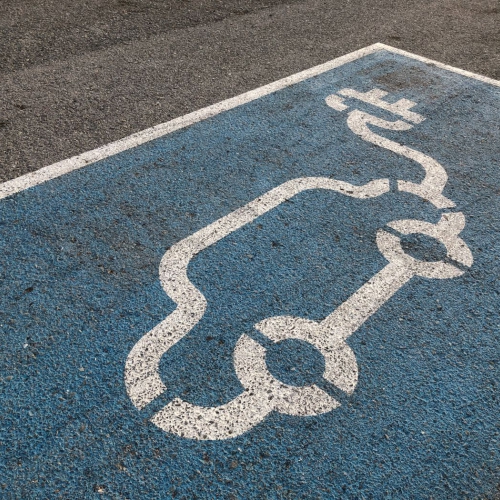 Plāno elektroauto atbalsta programmu mazaizsargātām mājsaimniecībām