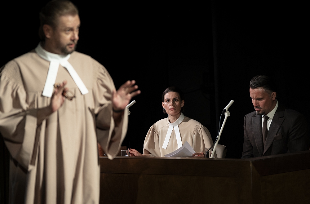 От репортажа из зала суда до комедии про бытовое пьянство: театральные премьеры осени От репортажа из зала суда до комедии про бытовое пьянство: театральные премьеры осени