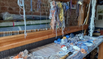 Grāmatā apkopotas četras tekstilmākslinieces Ivetas Vecenānes kolekcijas